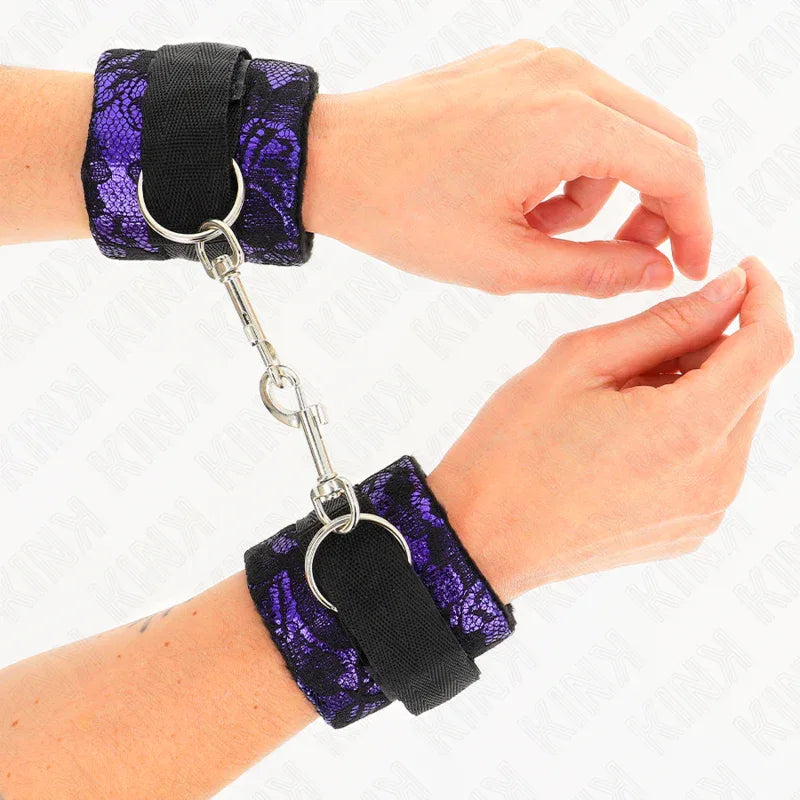 KINK - KURZE HANDGELENKSFESSELN AUS SAMTSPITZE UND NYLONBINDUNG LILA/SCHWARZ 23 X 6,5 CM - Vanelion Paradise
