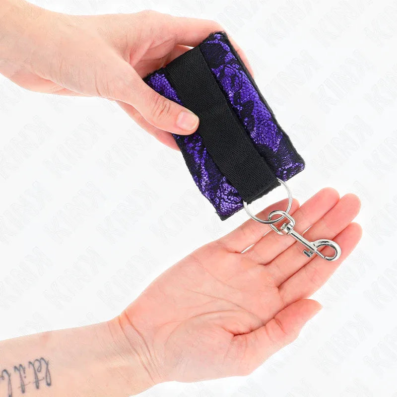 KINK - KURZE HANDGELENKSFESSELN AUS SAMTSPITZE UND NYLONBINDUNG LILA/SCHWARZ 23 X 6,5 CM - Vanelion Paradise