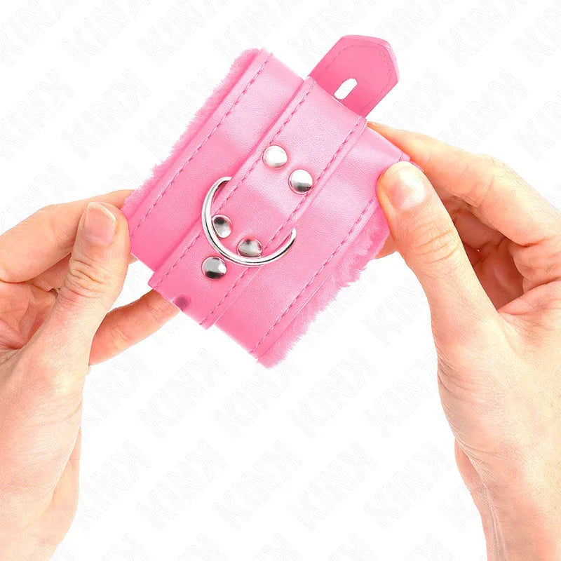 KINK - PELZGEFÜTTERTE HANDGELENKFESSELN MIT QUADRATISCHEN LÖCHERN, ROSA UND ROSA GÜRTEL, VERSTELLBAR 17-29 CM X 6 CM - Vanelion Paradise
