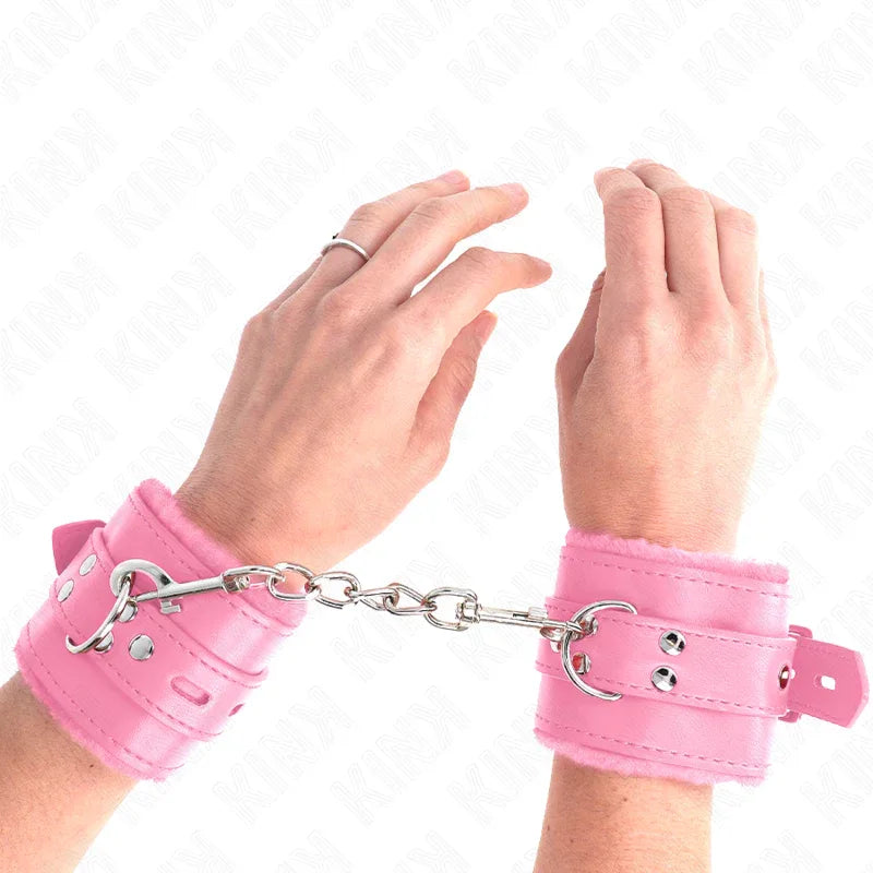 KINK - PELZGEFÜTTERTE HANDGELENKFESSELN MIT QUADRATISCHEN LÖCHERN, ROSA UND ROSA GÜRTEL, VERSTELLBAR 17-29 CM X 6 CM - Vanelion Paradise