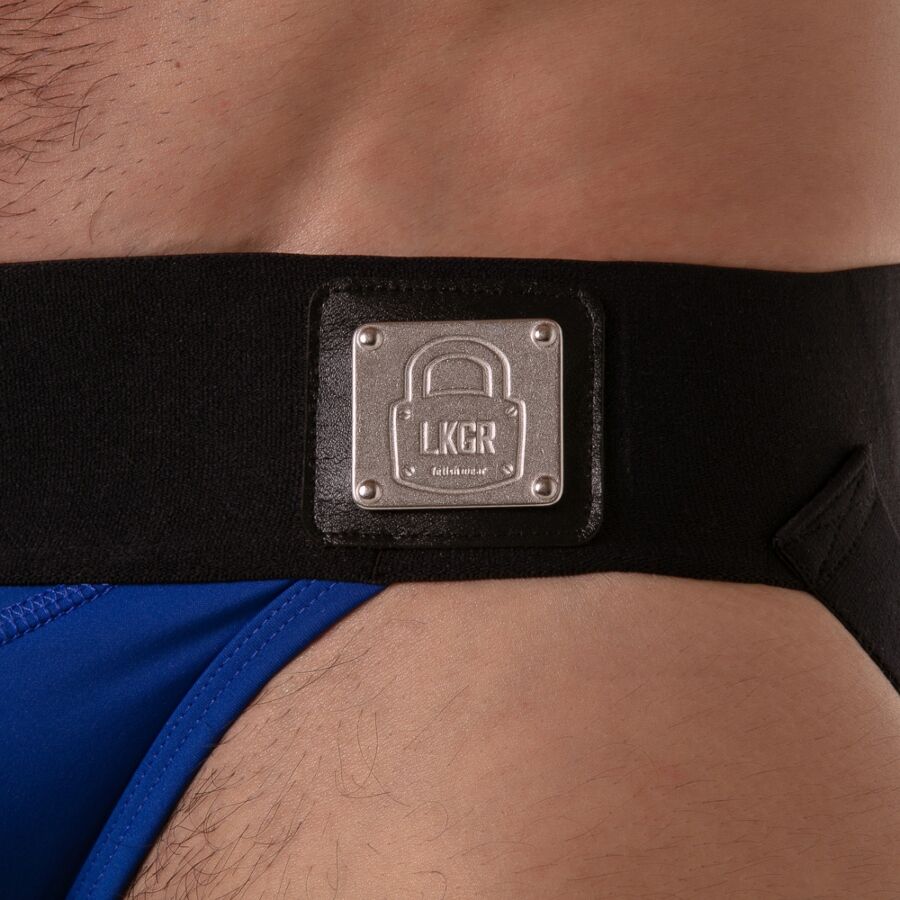 Metallplakette am schwarzen Bund des blauen Locker Gear Wide Waistband Jockstraps