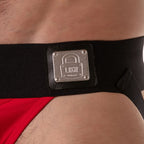 Metallplakette am schwarzen Bund des roten Locker Gear Wide Waistband Jockstraps