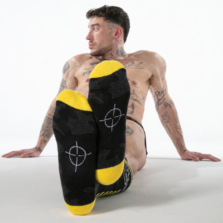 Locker Gear Full Military Kniestrümpfe Gelb Einheitsgröße, Sohle und Fußbereich am Model
