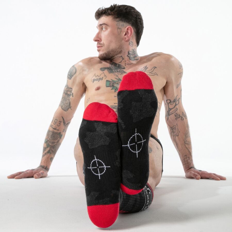 Locker Gear Full Military Kniestrümpfe Rot Einheitsgröße, Sohle und Fußbereich am Model