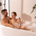 Paar mit rosa We-Vibe Sync 2 auf einem Bett
