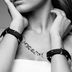 BIJOUX - INDISCRETS MAZE HANDSCHELLEN SCHWARZE ARMBÄNDER - Vanelion Paradise