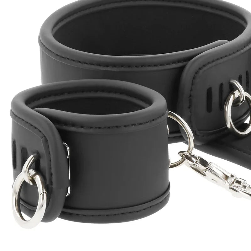 FETISH SUBMISSIVE - HALSKETTE UND HANDSCHELLEN AUS VEGANEM LEDER MIT NEOPREN-FUTTER - Vanelion Paradise